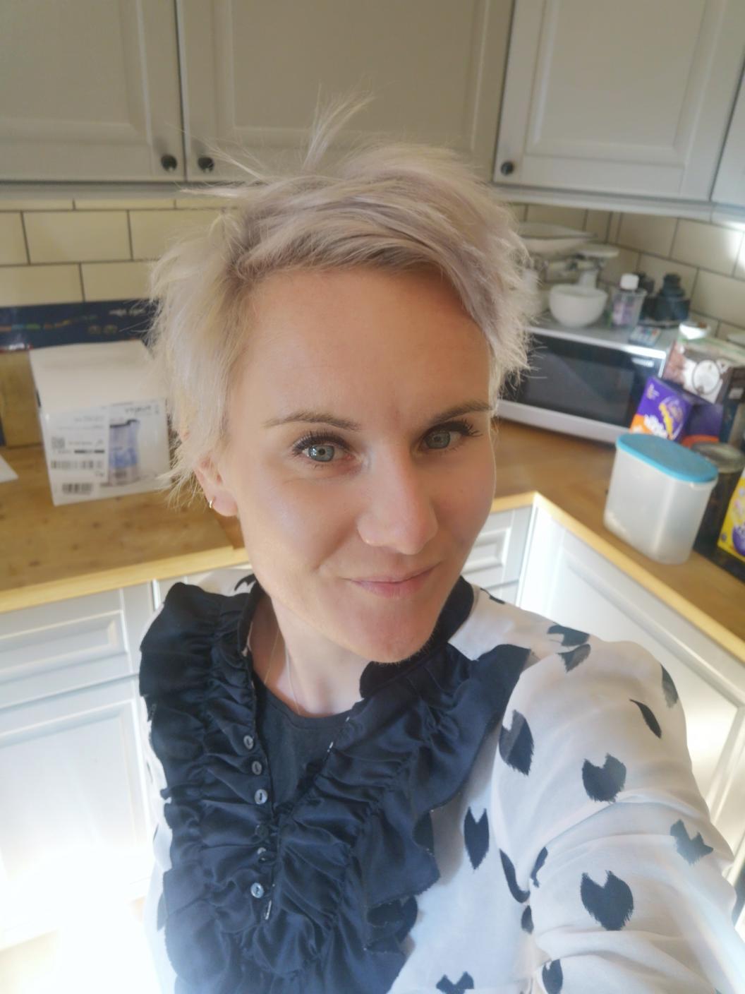 Lizzie Cordingley, artist from the UK - Craft Resin UK